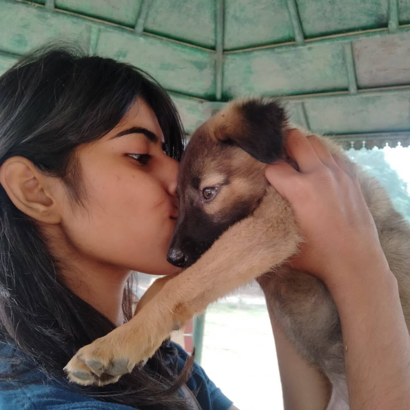Suhani, founder of Pawwtalks, with a rescued puppy